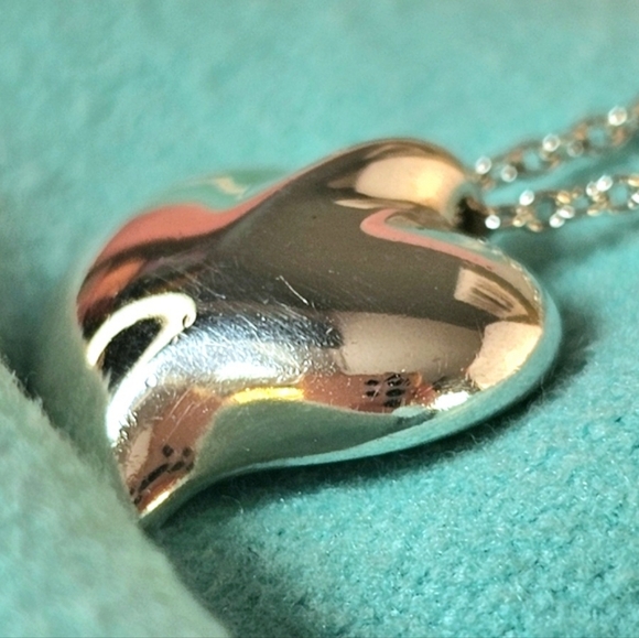💗Tiffany & Co. Full Heart Elsa Peretti 925 Sterling Silver Vintage Necklace✨ - Picture 11 of 16